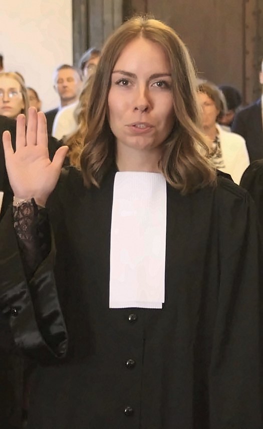 Maître Camille Roger, en robe, lors de sa prestation de serment